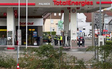 Einsatzkräfte der Polizei sowie der Feuerwehr an der Tankstelle in Weinstadt.