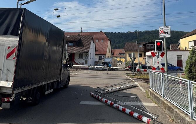 Bahnübergang Brückenstraße Plüderhausen: Ein Lkw hat am Mittwoch (05.08.) die Schranke beschädigt.