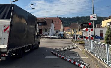 Bahnübergang Brückenstraße Plüderhausen: Ein Lkw hat am Mittwoch (05.08.) die Schranke beschädigt.