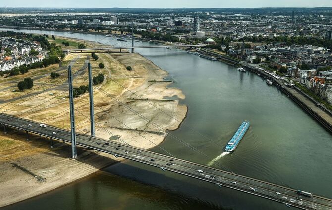 Niedrigwasser am Rhein in Düsseldorf