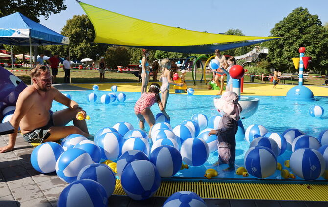 Kaum war das Startsignal gegeben, toben und spielen Kinder ausgelassen im neuen Planschbecken im Freibad Waiblingen.