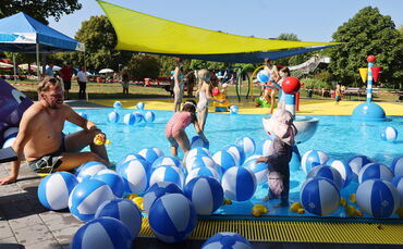Kaum war das Startsignal gegeben, toben und spielen Kinder ausgelassen im neuen Planschbecken im Freibad Waiblingen.