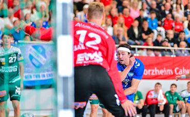 Im vergangenen Jahr mussten sich Kasper Lien (blaues Trikot) und der TVB Stuttgart im Finale des Sparkassencups Frischauf Göppin