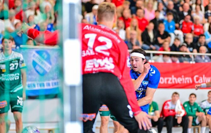 Im vergangenen Jahr mussten sich Kasper Lien (blaues Trikot) und der TVB Stuttgart im Finale des Sparkassencups Frischauf Göppin