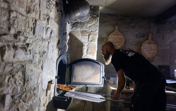 Timo Leitner hat für das Back-Event der Jugendfeuerwehr schon am Vortag angeheizt. Jetzt geht's los mit dem Pizzabacken.