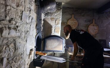 Timo Leitner hat für das Back-Event der Jugendfeuerwehr schon am Vortag angeheizt. Jetzt geht's los mit dem Pizzabacken.