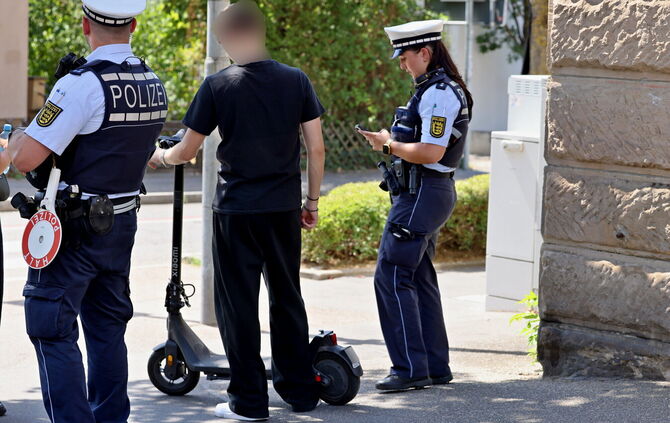 Bei einer geplanten E-Scooter-Kontrolle prüfen Polizisten vom Revier Winnenden an der Schlossstraße, ob der Fahrer die Regeln ke