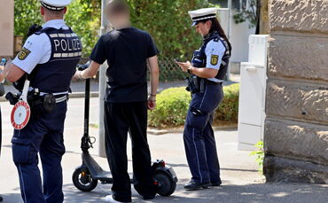 Bei einer geplanten E-Scooter-Kontrolle prüfen Polizisten vom Revier Winnenden an der Schlossstraße, ob der Fahrer die Regeln ke