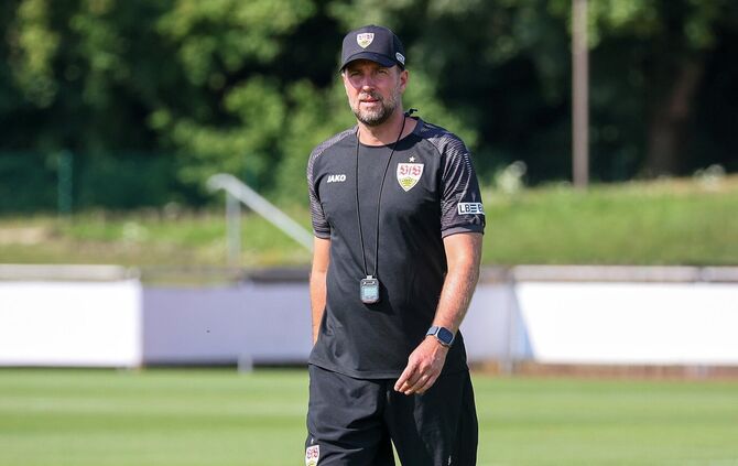 VfB-Coach Sebastian Hoeneß will zur neuen Saison eine schlagkräftige Mannschaft beisammen haben – mit Leweling und Pejcinovic?