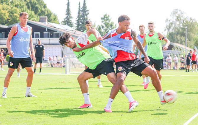 Im Trainingsspiel geht es beim VfB ordentlich zur Sache.