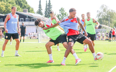 Im Trainingsspiel geht es beim VfB ordentlich zur Sache.
