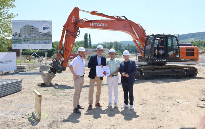 Ingo Haußmann (Geschäftsführer Kreisbau), Landrat Richard Sigel, Dirk Braune (Geschäftsführer Kreisbau) und Bürgermeister Benedi