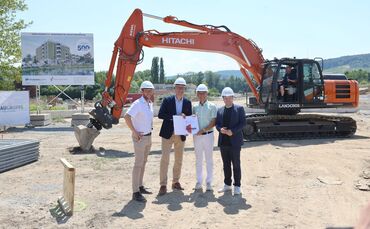 Ingo Haußmann (Geschäftsführer Kreisbau), Landrat Richard Sigel, Dirk Braune (Geschäftsführer Kreisbau) und Bürgermeister Benedi