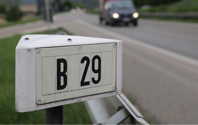 Der bisher unbekannte Unfallverursacher entfernte sich kurz darauf von der Bundesstraße (Symbolfoto).