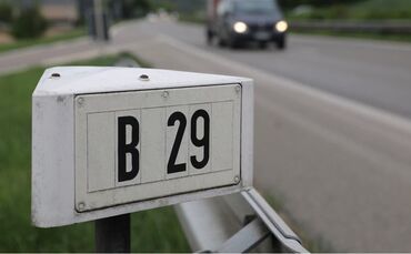 Der bisher unbekannte Unfallverursacher entfernte sich kurz darauf von der Bundesstraße (Symbolfoto).