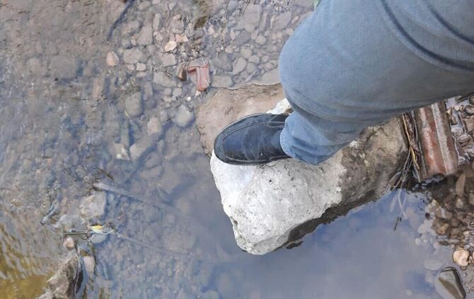 Kein Witz: Dieser Stein liegt ziemlich genau in der Mitte des Rems-Flussbettes bei Plüderhausen: Man kann ihn trockenen Fußes er