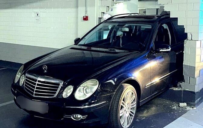 Ein Auto ist durch die Wand gebrochen.