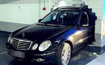 Ein Auto ist durch die Wand gebrochen.