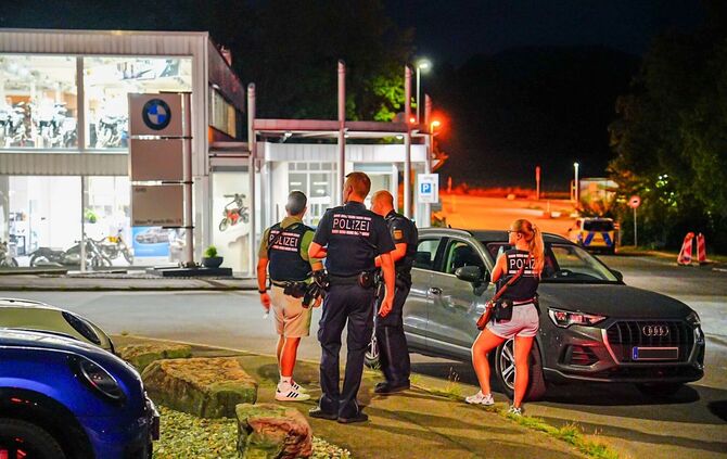 Person schießt auf PKW
