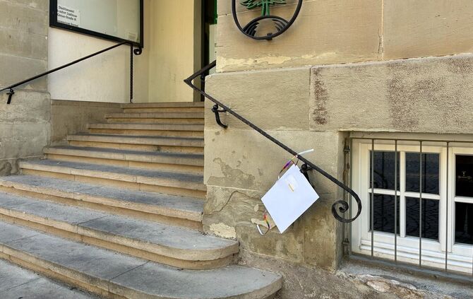 Mysteriöse Kuverts, verteilt an verschiedenen Stellen in Welzheim, wie hier am Rathaus. Was steckt dahinter?