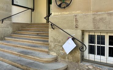 Mysteriöse Kuverts, verteilt an verschiedenen Stellen in Welzheim, wie hier am Rathaus. Was steckt dahinter?