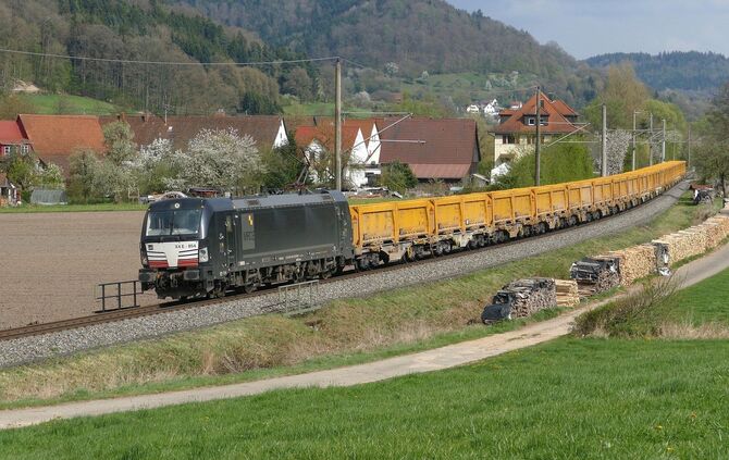 Leider ab Backnang nur eingleisig: Auf der Murrbahn - das Foto zeigt einen Güterzug in der Nähe von Murrhardt - hat jede Baustel