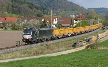 Leider ab Backnang nur eingleisig: Auf der Murrbahn - das Foto zeigt einen Güterzug in der Nähe von Murrhardt - hat jede Baustel