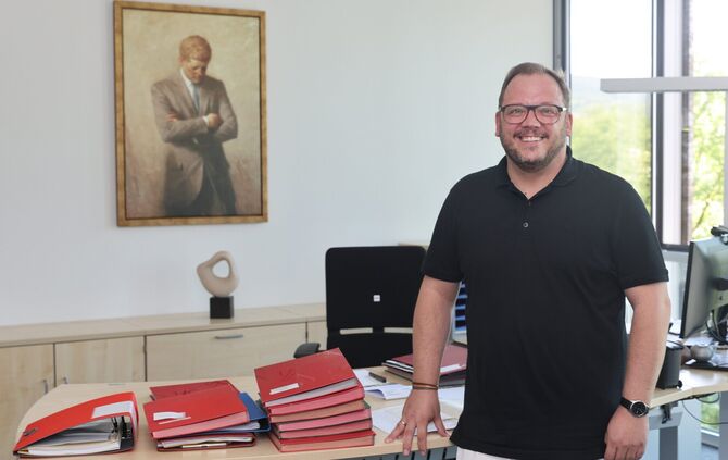 So hat sich Kevin Latzel in seinem Bürgermeister-Büro eingerichtet. Kennedy und Kunst an der Wand, Mappen voller Unterlagen, die