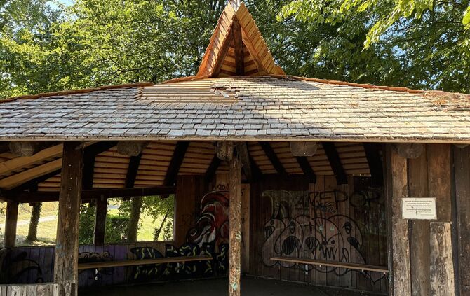 Schindeln im Dach der Regenschutzhütte wurden rausgerissen und als Holz zum Grillen "genutzt".