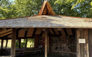 Schindeln im Dach der Regenschutzhütte wurden rausgerissen und als Holz zum Grillen "genutzt".