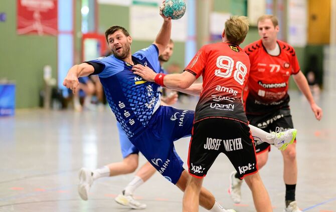 Malte Donker (mit Ball) geht beim TVB Stuttgart in seine achte Saison in der Handball-Bundesliga. Der 28-Jährige soll Kai Häfner