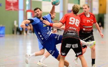 Malte Donker (mit Ball) geht beim TVB Stuttgart in seine achte Saison in der Handball-Bundesliga. Der 28-Jährige soll Kai Häfner