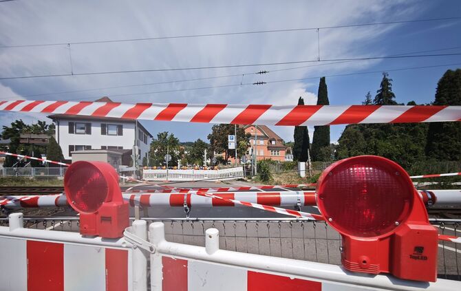 Nach einem Unfall ist der Bahnübergang Brückenstraße in Plüderhausen gesperrt.