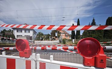 Nach einem Unfall ist der Bahnübergang Brückenstraße in Plüderhausen gesperrt.
