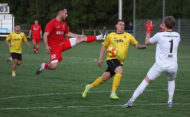 Ende vergangener Saison gewann der TV Oeffingen um Leonis Memaj (in Rot) beim SV Leonberg/Eltingen (Gelb) mit 5:1 – nun soll das