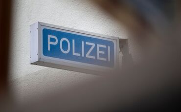 Die Polizei ermittelt nach einem Leichenfund in einem Fluss in Bad Friedrichshall. (Symbolbild)