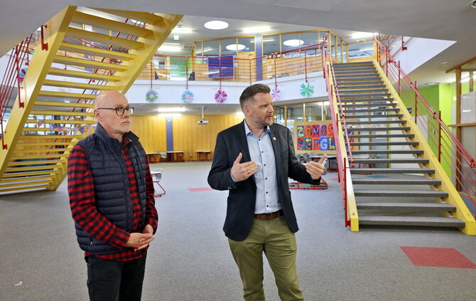 Rektor Jörg Ziegler und Bürgermeister Holger Niederberger (r.) im "Sorgenkind" der Schule, was den Brandschutz angeht: das offen