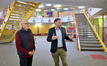Rektor Jörg Ziegler und Bürgermeister Holger Niederberger (r.) im "Sorgenkind" der Schule, was den Brandschutz angeht: das offen