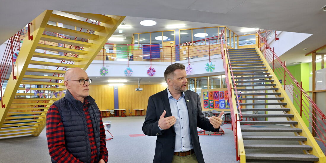 Rektor Jörg Ziegler und Bürgermeister Holger Niederberger (r.) im "Sorgenkind" der Schule, was den Brandschutz angeht: das offen