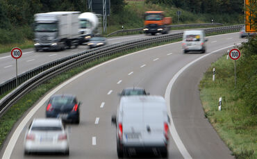 So verwaschen die Autos auf dem Bild ausschauen, so komisch kann sich bei der Fahrt der Magen anfühlen.