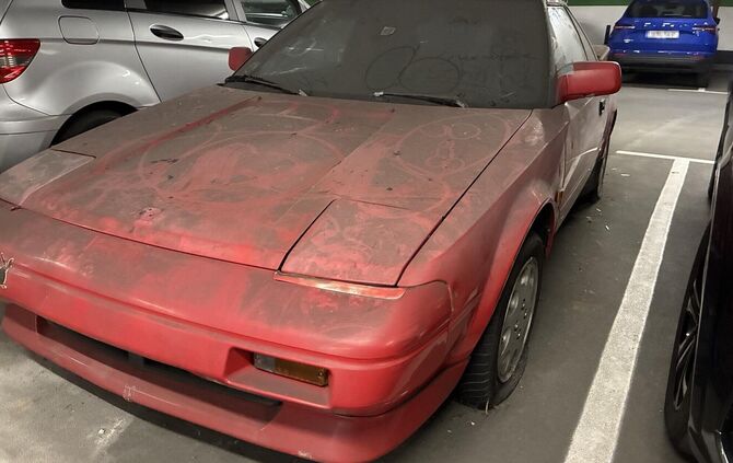 Seit Monaten steht dieses verdreckte Auto im ersten Untergeschoss des Künkelin-Parkhauses.