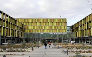 Das Rems-Murr-Klinikum in Winnenden: Viele Fenster gehen nach Süden und Westen, dorthin also, wo die Sommersonne brennt. Die Tem