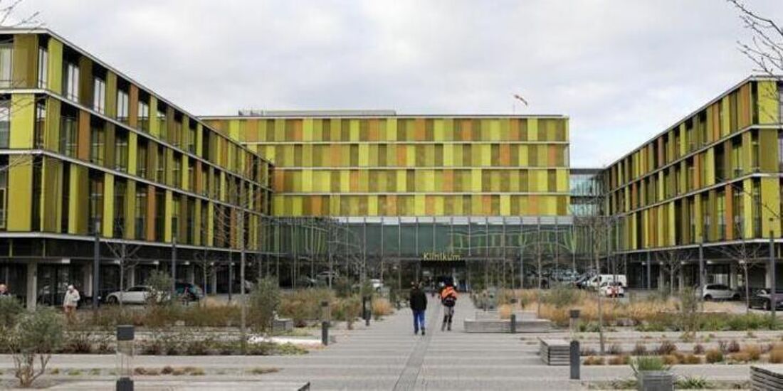 Das Rems-Murr-Klinikum in Winnenden: Viele Fenster gehen nach Süden und Westen, dorthin also, wo die Sommersonne brennt. Die Tem