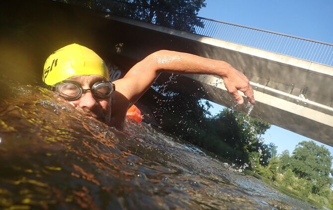 Unser Autor Martin Tschepe schwimmt im Juli 2026 beim Endersbacher Birkelwehr in der Rems.