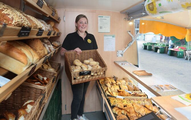 Zum Team von Mario Bläse gehört unter anderem Tanja Seibold, die Brot, Brötchen, Torten und Snacks in der „Bio-Berta“ verkauft (