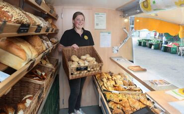 Zum Team von Mario Bläse gehört unter anderem Tanja Seibold, die Brot, Brötchen, Torten und Snacks in der „Bio-Berta“ verkauft (