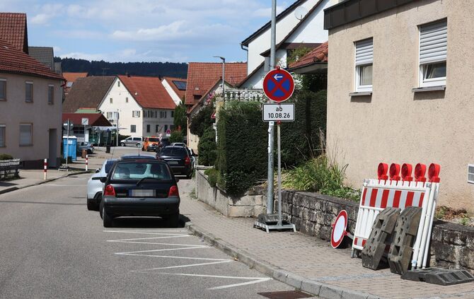 Die Absperrungen und Schilder stehen an der Straße Oberdorf schon bereit.