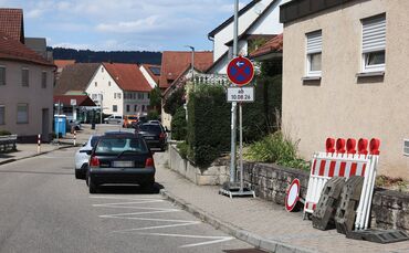Die Absperrungen und Schilder stehen an der Straße Oberdorf schon bereit.