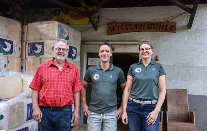 Die nächste Generation steht bereit: Eberhard Degele (links) übergibt die Wieslaufmühle an Sascha und Alexandra Domokos