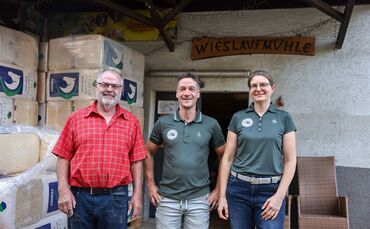 Die nächste Generation steht bereit: Eberhard Degele (links) übergibt die Wieslaufmühle an Sascha und Alexandra Domokos